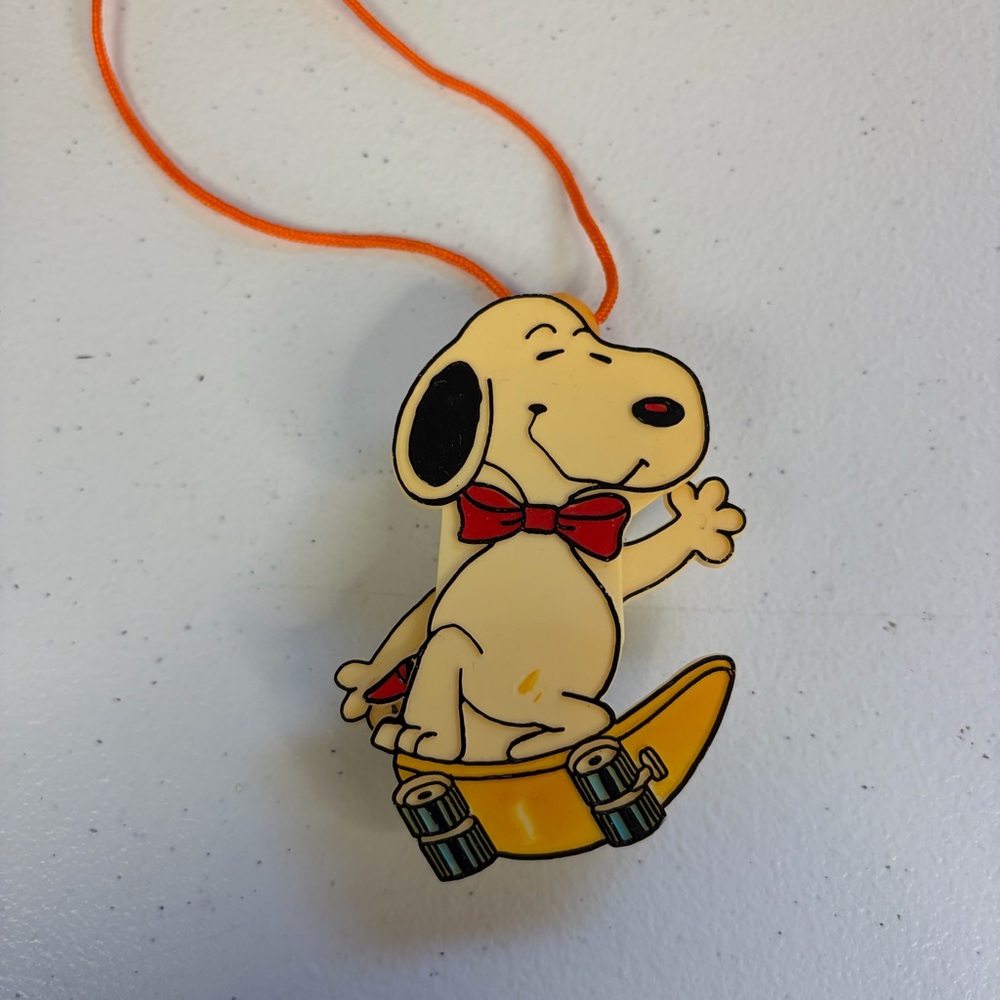 Vintage 1980s Snoopy skateboarder pull string motion necklace collectible 80s